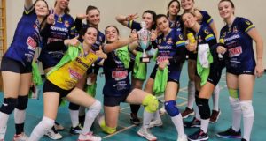 Le ragazze dell'Under 19 con il trofeo appena conquistato
