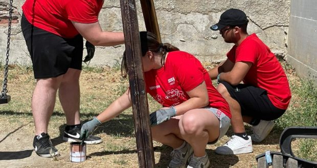 Ragazzi impegnati nello spazio verde del Glorioso