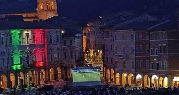 La piazza con il municipio tricolore