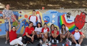 I ragazzi e le ragazze che hanno realizzato il murale