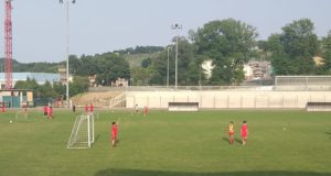 Alcuni bambini allo stadio per il "Settempeda soccer camp"