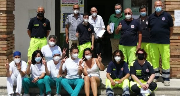 Dino Marinelli con il gruppo in servizio nell'ultimo giorno di apertura del centro vaccinale all'Italia