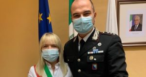 Il Capitano De Carlini con il sindaco Rosa Piermattei