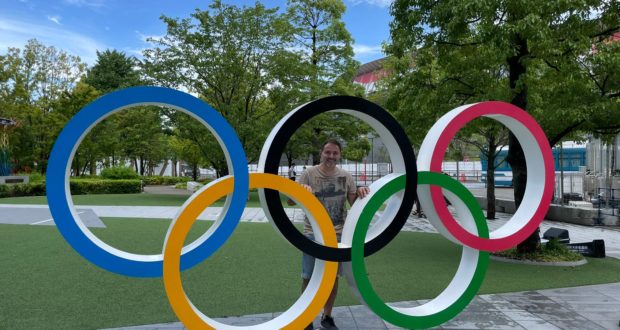 Roberto Taddei fra i cinque cerchi dello stadio olimpico