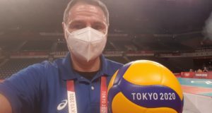 Roberto Taddei con il pallone ufficiale dei Giochi olimpici