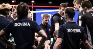 Il coach Giuliani con gli atleti della Slovenia
