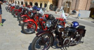 Moto Guzzi in piazza