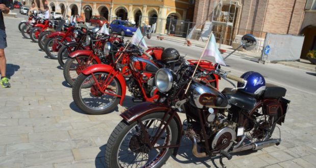 Moto Guzzi in piazza