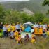 I partecipanti all'iniziativa di "Puliamo il Mondo" con i rifiuti raccolti lungo la Valle dei grilli