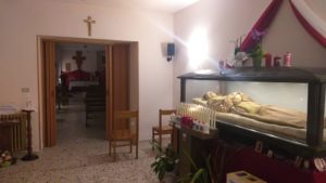 L'urna del santo all'interno di uno spazio agibile del santuario
