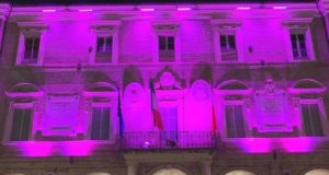 Il municipio illuminato di rosa