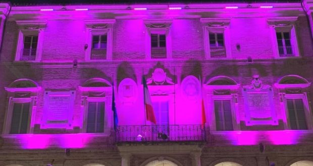 Il municipio illuminato di rosa