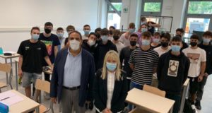 Il preside Luciani, il sindaco Piermattei e alcuni studenti del "Divini"