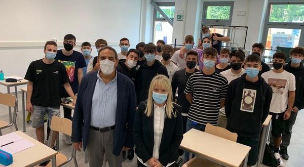 Il preside Luciani, il sindaco Piermattei e alcuni studenti del "Divini"
