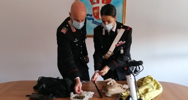 Il materiale sequestrato dai carabinieri di San Severino