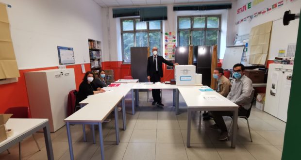 Il seggio numero 1 presieduto dall'avvocato Francesco Rapaccioni