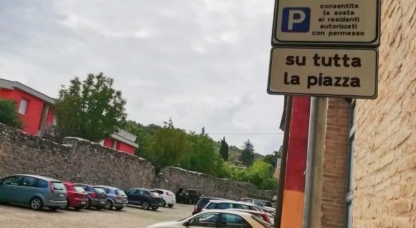 Il parcheggio dietro a Palazzo Servanzi