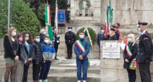 La cerimonia al monumento ai Caduti: in primo piano il sindaco baby Alessandro Bordo
