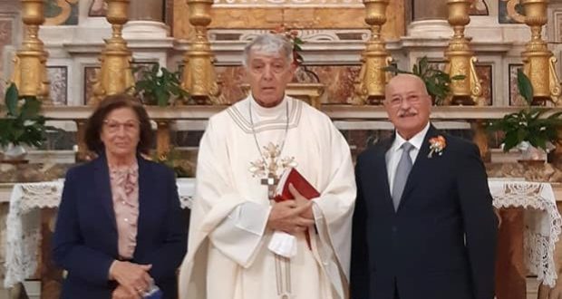 Annamaria e Gianni con il cardinal Menichelli