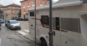 Il camper vaccinale davanti alla Sala Italia