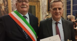 Piero Tartari con il sindaco di Castelraimondo alla cerimonia di conferimento delle onoreficenze