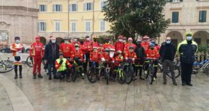 Il gruppo ciclistico in piazza per gli auguri di Natale