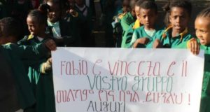 Alcuni bambini aiutati da "Sorrisi per l'Etiopia"