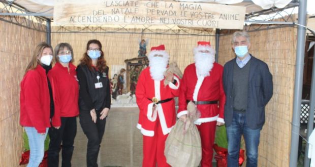 La consegna dei doni alla Casa di riposo