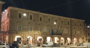 Il palazzo comunale con le luci spente