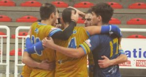 L'abbraccio dei ragazzi della Sios Novavetro