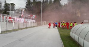 I Boys festeggiano la squadra al termine della sfida