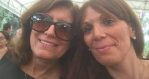 Angela Recchi assieme a Cristina Marcucci, presidente di "Help", associazione con cui collaborava anche lei
