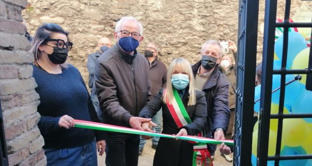 Il taglio del nastro della nuova sede
