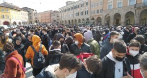 Studenti del "Divini" in piazza