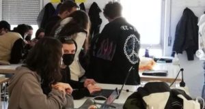 Studenti di Grafica nei laboratori dell'Accademia