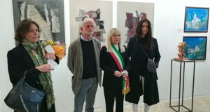 I tre artisti assieme al sindaco Rosa Piermattei