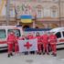 I volontari della Croce rossa mostrano la bandiera dell'associazione