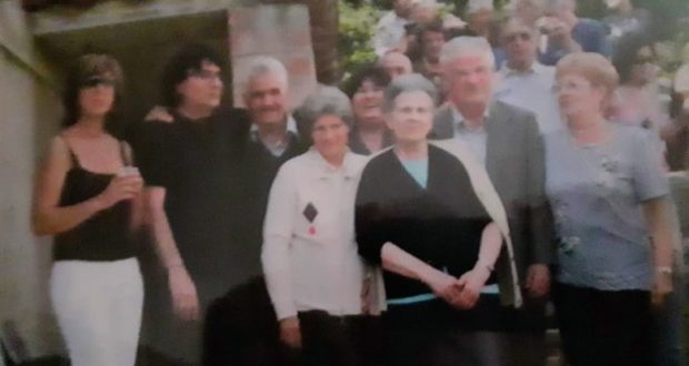 Un giovane Renato Zero (a sinistra) con i suoi parenti del luogo