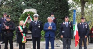 La cerimonia al monumento dedicato ai caduti sul lavoro