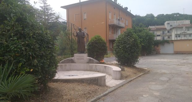 La statua di san Luigi Orione