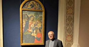 Il vescovo Massara accanto alla Madonna della Pace