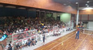 Un momento del match col palasport pieno di sostenitori
