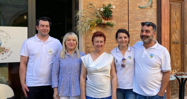 Il sindaco con Elena Angelucci e i promotori dell'iniziativa