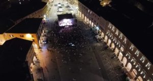 Immagine della piazza scattata dall'alto durante il concerto