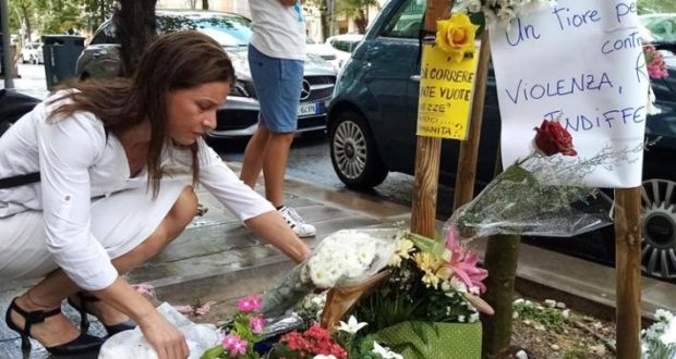 Fiori per Alika lungo il corso a Civitanova