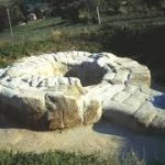 Resti della caratteristica porta a “mesopirgo” negli scavi della città di Septempeda
