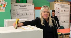 Il sindaco Rosa Piermattei al seggio numero 12 di Cesolo