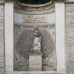 Fedele Bianchini, uno dei putti delle fontane a esedra nel giardino inferiore all’italiana. Il rilievo superiore è opera di Venanzio Bigioli