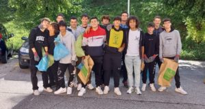 I ragazzi che hanno partecipato a "Puliamo il mondo"