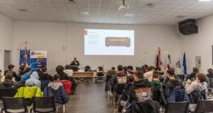 Un momento dell'incontro nell'aula magna del "Divini"